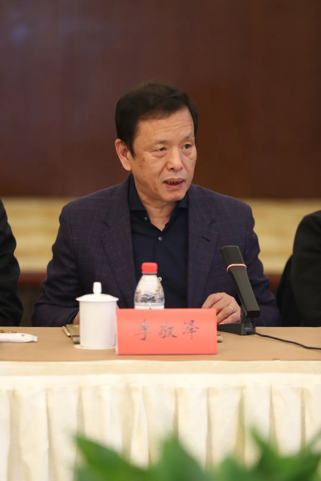 中國作協(xié)黨組成員、副主席、書記處書記李敬澤主持會議