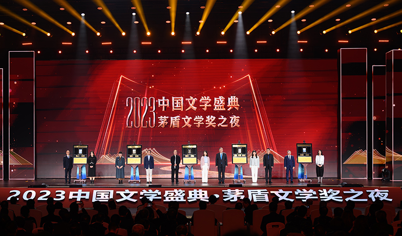 獲獎(jiǎng)作品的編輯與5位獲獎(jiǎng)作家共同上臺，在鐫刻有獲獎(jiǎng)書名、獲獎(jiǎng)作者、編輯姓名的書型裝置上留下金色手印