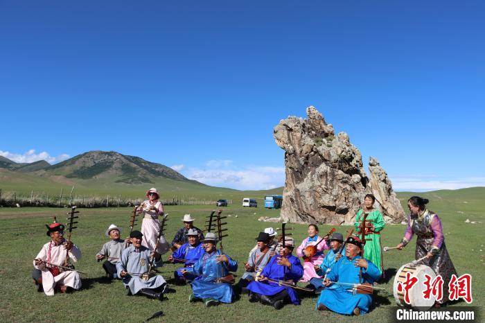 (資料圖)圖為人們正在戶外演奏《格斯?fàn)枴?。胡斯楞攝