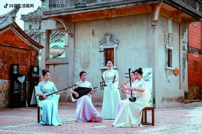 福建省晉江市南音藝術(shù)團(tuán)把南音藝術(shù)帶到群眾中間。受訪者供圖
