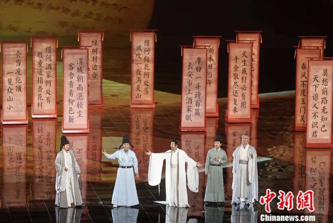 2023年9月，2023北京文化論壇文藝晚會(huì)上的情景演繹《雅集》，講述了李白、杜甫、高適、王維、孟浩然，因?yàn)橐环?300多年后的畫(huà)相聚在一起的故事。易海菲 攝
