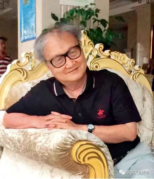 孫紹振簡介：1936年生，祖籍福建長樂，1960年畢業(yè)于北京大學(xué)中文系，先后在北京大學(xué)中文系、華僑大學(xué)中文系任教，1973年奉調(diào)至福建師范大學(xué)中文系。1990年至1995年，赴德國、美國、中國香港等多所大學(xué)進(jìn)修、講學(xué)、客座研究?，F(xiàn)為福建師范大學(xué)文科資深教授、博士生導(dǎo)師，首批全國高校黃大年式教師團(tuán)隊(duì)領(lǐng)銜專家。2021年，福建師范大學(xué)獲批教育部基礎(chǔ)學(xué)科拔尖學(xué)生培養(yǎng)計(jì)劃2.0基地——“孫紹振中國語言文學(xué)拔尖學(xué)生培養(yǎng)基地”。    1953年開始發(fā)表作品。1981年發(fā)表的《新的美學(xué)原則在崛起》作為當(dāng)代新詩發(fā)展的重要文獻(xiàn)進(jìn)入中國文學(xué)史。出版《文學(xué)創(chuàng)作論》《論變異》《美的結(jié)構(gòu)》《文學(xué)性講演錄》《名作細(xì)讀》《文學(xué)文本解讀學(xué)》等學(xué)術(shù)專著三十余部，散文集《美女危險(xiǎn)論》等多部。在《中國社會科學(xué)》《文學(xué)評論》《文學(xué)遺產(chǎn)》《文學(xué)理論研究》《語文建設(shè)》等國內(nèi)權(quán)威刊物及香港報(bào)刊上發(fā)表學(xué)術(shù)論文三百多篇，其他短評、雜文、散文、小說、詩歌數(shù)百篇。學(xué)術(shù)及創(chuàng)作成果多次獲得教育部高等學(xué)校科學(xué)研究優(yōu)秀成果獎(jiǎng)、全國性學(xué)會一等獎(jiǎng)。曾任中國文藝?yán)碚搶W(xué)會副會長、福建省作家協(xié)會副主席、義務(wù)教育課程標(biāo)準(zhǔn)初中語文教材（北京師范大學(xué)出版社版）和海峽兩岸合編高中語文教材主編，為國內(nèi)著名文學(xué)評論家、文藝?yán)碚摷?、語文教育專家和幽默演講家。