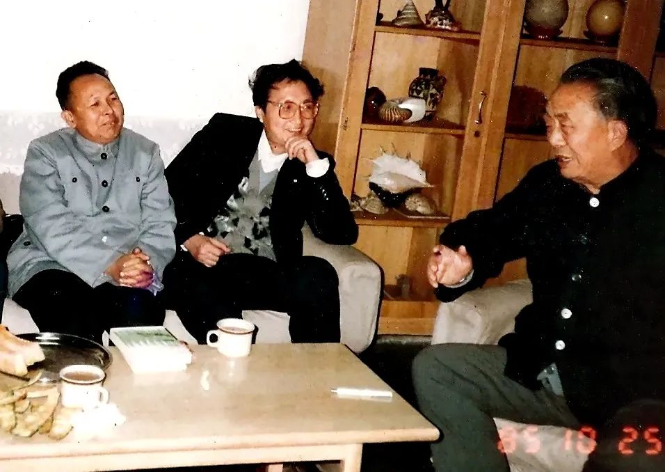 1985年，孫紹振(中間)與謝冕(左一)、艾青(右一)