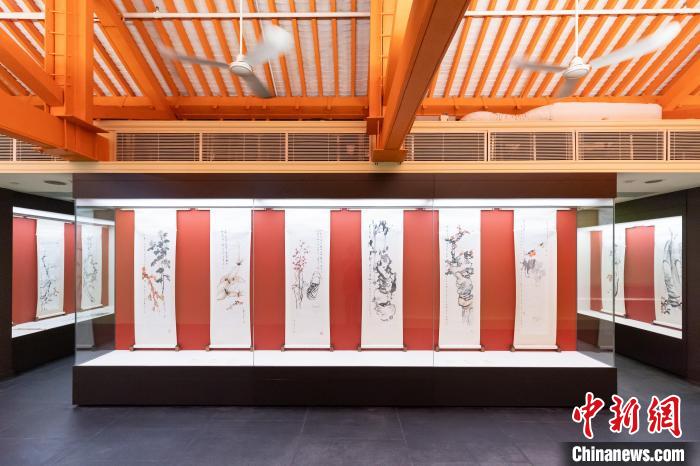 2023年10月12日至2024年3月31日，饒宗頤與嶺南四君子合作畫在饒宗頤文化館展出?！∫恍旅佬g(shù)館 供圖