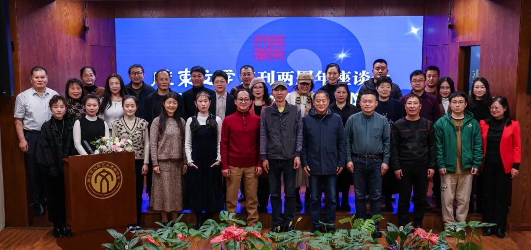 獲獎作家與《膠東文學》工作人員合影