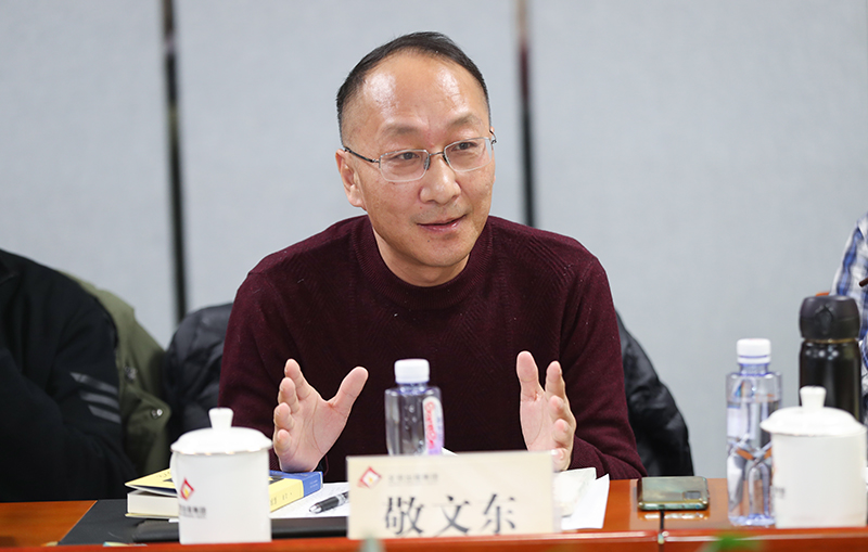 敬文東在會上發(fā)言