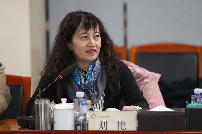 劉艷在會上發(fā)言