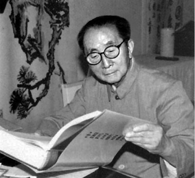 學(xué)人小傳  呂驥（1909—2002），湖南湘潭人，音樂理論家、作曲家、社會(huì)活動(dòng)家。曾三次考入上海國立音樂?？茖W(xué)校，均因生活或政治原因輟學(xué)。1931年加入左翼劇聯(lián)，其后組織業(yè)余合唱團(tuán)，推動(dòng)救亡歌詠運(yùn)動(dòng)，發(fā)起成立歌曲研究會(huì)，培養(yǎng)了一批青年作曲家。1937年在北平、綏遠(yuǎn)等地開展抗日救亡歌詠活動(dòng)，10月赴延安，任魯藝音樂系主任。1949年后任中央音樂學(xué)院黨委書記、副院長(zhǎng)，中國音樂家協(xié)會(huì)第一、二、三屆主席（1949—1985）。1985年當(dāng)選為國際音樂理事會(huì)名譽(yù)會(huì)員。除音樂創(chuàng)作外，還進(jìn)行民族音樂的整理與理論研究，主要論著有《中國新音樂的展望》《中國民間音樂研究提綱》《〈樂記〉理論新探》《呂驥文選》等，編有《新音樂運(yùn)動(dòng)論文集》。作者供圖