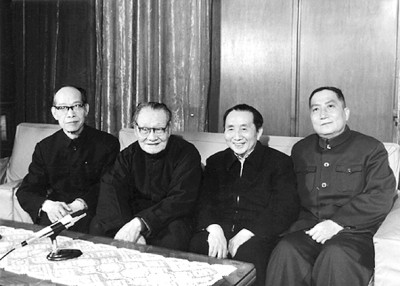 1987年，呂驥（右2）與文藝家鐘敬文（左2）、賈芝（左1）、羅揚(yáng)在一起。作者供圖