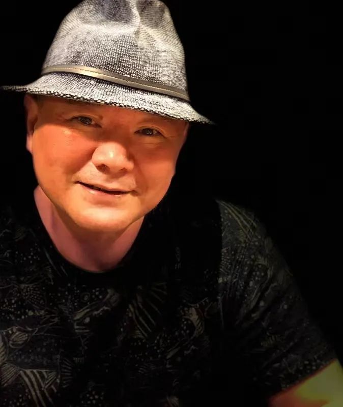 李西閩，著名作家，福建長汀人;曾在《收獲》《花城》《青年作家》《上海文學(xué)》《作品》《江南》等刊發(fā)表大量文學(xué)作品；著有長篇小說“唐鎮(zhèn)三部曲”：《執(zhí)夢》《畫師》《饑餓》以及《血鈔票》《地震三書》《孤獨旅行家》，短篇小說集《以博爾赫斯命名的房間》，散文集《肉身》《死亡之書》等50余部；有五卷本《李西閩自選文集》、六卷本《李西閩文集》以及10卷本《李西閩經(jīng)典小說文集》出版；現(xiàn)居上海。