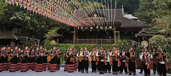 老達保村民們彈起吉他，載歌載舞