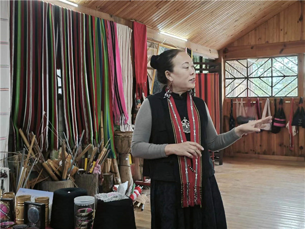 佤族織錦非遺傳承人李憲蘭講解佤族織錦的歷史與傳承。2021年，西盟佤族織錦技藝被列為第五批國家級非物質(zhì)文化遺產(chǎn)代表性項目名錄。在西盟印象佤族織錦非遺工坊內(nèi)，佤族織錦非遺傳承人李憲蘭的佤錦產(chǎn)品琳瑯滿目，“佤族織錦織進的是佤族人民的性格和故事。這幾年，通過不斷嘗試，我們生產(chǎn)的佤族織錦在保留古老的佤族織錦技藝的同時，融入了更多顏色、技藝及創(chuàng)新理念，推出一批更符合現(xiàn)代審美需求的產(chǎn)品，從而達到提高佤族織錦的使用價值和傳播維度的效果，讓佤族織錦更被當(dāng)下消費者所喜愛。”李憲蘭說。