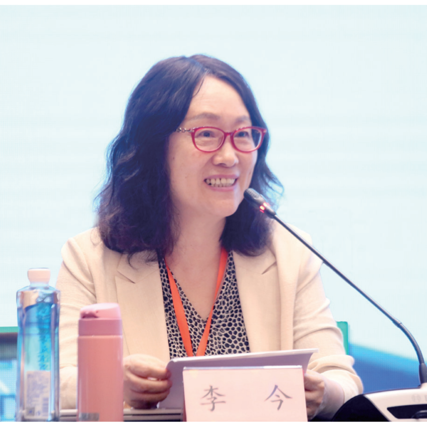 李今 中國人民大學文學院教授，主要從事中國現(xiàn)當代文學、漢譯文學研究。著有《個人主義與五四新文學》《海派小說與現(xiàn)代都市文化》《三四十年代蘇俄漢譯文學論》《二十世紀中國翻譯文學史（第3卷）》《意義的生成一一現(xiàn)代中國文學作品細讀集》《魯濱孫變形記：漢譯文學改寫現(xiàn)象研究》等；譯有利里安·弗斯特《浪漫主義》、R.L.布魯特《論幻想與想象》；主編《漢譯文學序集》（18卷）；主持國家社科基金重大項目“現(xiàn)代漢譯文學編年考錄（期刊編，1896—1949）”并主編其數(shù)據(jù)庫。