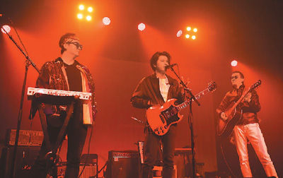 　　五條人樂隊正在表演。 　　新華社記者 李 睿攝