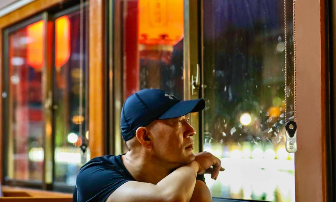 王凱，一九七五年生于陜西綏德，中國作協(xié)全委會委員。著有長篇小說《導(dǎo)彈和向日葵》《上尉的四季》、小說集《沉默的中士》等。曾獲全軍文藝優(yōu)秀作品一等獎、人民文學(xué)新人獎、茅盾文學(xué)新人獎、十月文學(xué)獎、魯迅文學(xué)獎等獎項(xiàng)。