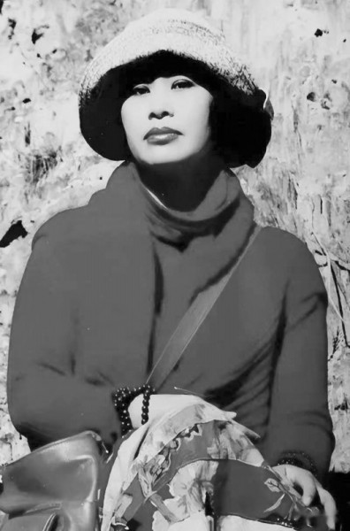  海男，寫(xiě)作繪畫(huà)，生活在云南