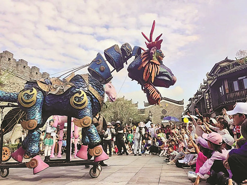 2023桂林藝術(shù)節(jié)上,《山海經(jīng)》中的“神獸”與小觀眾互動(dòng) 張?jiān)?攝