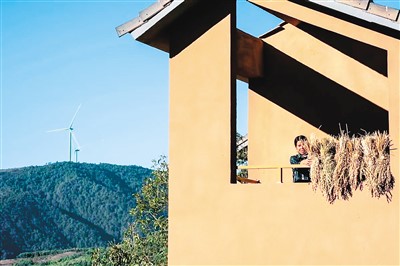 　紀(jì)錄類長(zhǎng)期關(guān)注單元作品《變遷》之一：四川省涼山彝族自治州昭覺(jué)縣解放鄉(xiāng)，沙且日各在新房子里收拾。 　　楊凱生攝