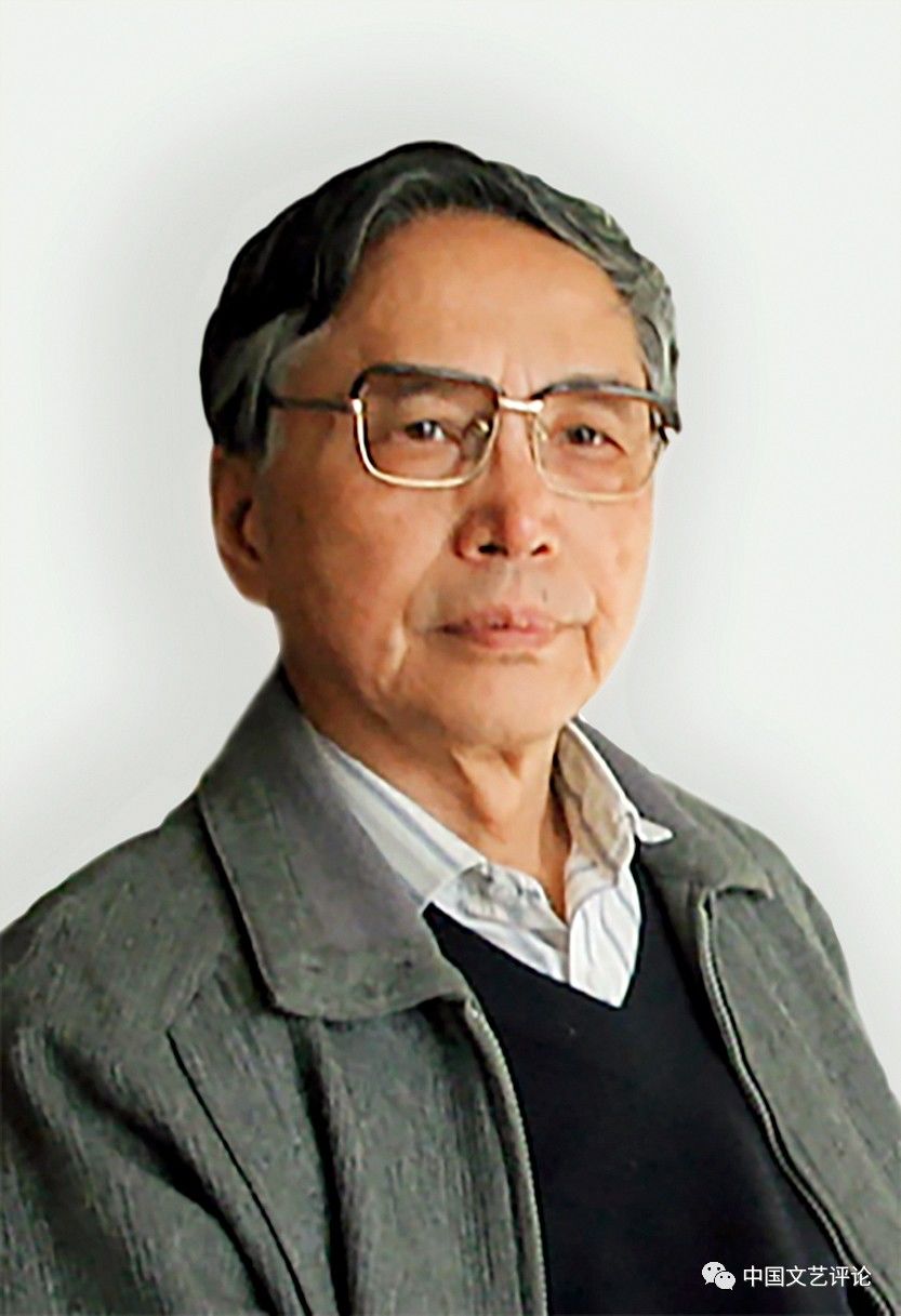 錢中文簡介：1932年11月生，江蘇無錫人。1955年畢業(yè)于中國人民大學俄語系，1955—1959年就讀于莫斯科大學研究生部俄羅斯語言文學系?，F(xiàn)為中國社會科學院榮譽學部委員、文學研究所研究員、研究生院教授、博士生導(dǎo)師(自1987年起)，中國作家協(xié)會全國委員會榮譽委員，中國中外文藝理論學會名譽會長。曾任中國社會科學院文學所文藝理論研究室主任、比較文學研究室主任、《文學評論》主編、學術(shù)委員會委員，國務(wù)院學位委員會中國語言文學學科評議組成員與召集人。著有《果戈理及其諷刺藝術(shù)》、《現(xiàn)實主義和現(xiàn)代主義》、《文學原理——發(fā)展論》(后改為《文學發(fā)展論》)、《文學理論流派與民族文化精神》、《文學理論：走向交往對話的時代》、《新理性精神文學論》、《錢中文學術(shù)文化隨筆》、《自律與他律》(合著)、《錢中文文集》韓國版4卷本、《文學理論：求索與反思》、《新理性精神與當代文論建設(shè)》、《現(xiàn)代性與當代文學理論》、《桐蔭夢痕》、《文學的鄉(xiāng)愁》等，有《錢中文文集》5卷本問世。主編《巴赫金全集》譯文7卷、《讀世界》6種、《文學理論建設(shè)叢書》7種；合作主編多種論文集、《新時期文藝學建設(shè)叢書》36種、《現(xiàn)代外國文藝理論譯叢》14種。合譯有長篇小說《現(xiàn)代牧歌》([俄]謝德林著)等。