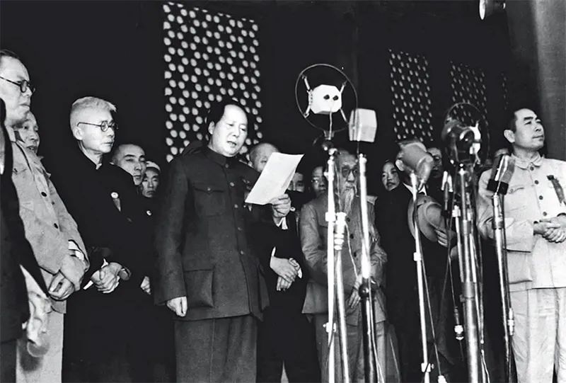 1949年10月1日下午3時(shí)，開(kāi)國(guó)大典在天安門(mén)廣場(chǎng)隆重舉行。毛澤東同志莊嚴(yán)宣告：“中華人民共和國(guó)中央人民政府今天成立了。” 新華社發(fā)