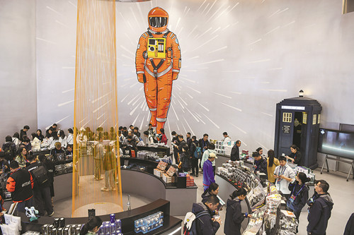 在二〇二三成都世界科幻大會主題展覽上，觀眾在挑選科幻IP周邊產(chǎn)品。新華社記者 唐文豪 攝 