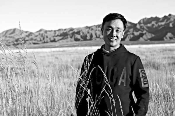 索南才讓，蒙古族，1985年出生于青海。在《收獲》《十月》《花城》《山花》《民族文學(xué)》《作品》《青年作家》等雜志發(fā)表作品，主要作品有《荒原上》《巡山隊》《找信號》《哈桑的島嶼》。作品曾入選2020《收獲》文學(xué)排行榜，《小說選刊》《中華文學(xué)選刊》《小說月報》等選刊以及《2020青春文學(xué)》《2021中國短篇小說20家》《2021中國微型小說年選》《2022中篇小說年選》《收獲中篇小說五年選》等多種年度選本。曾獲鐘山之星文學(xué)獎年度佳作獎、華語青年作家獎、青稞文學(xué)獎、紅豆文學(xué)獎、青海省青年文學(xué)獎、青海省“德藝雙馨”文藝工作者稱號、青銅葵花兒童文學(xué)獎、陳伯吹國際兒童文學(xué)獎等各種獎項。2022年，獲得第八屆魯迅文學(xué)獎。