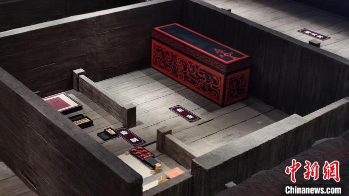 圖為圖為劉賀主墓墓室內(nèi)的復(fù)原展示場景。劉占昆 攝