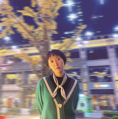 顧拜妮，生于一九九四年，中國(guó)人民大學(xué)碩士研究生在讀。十四歲開(kāi)始發(fā)表小說(shuō)，著有小說(shuō)集《我一生的風(fēng)景》。曾從事寫作教師、圖書(shū)策劃等工作，二〇一八年起在《山西文學(xué)》策劃并主持新銳欄目“步履”。