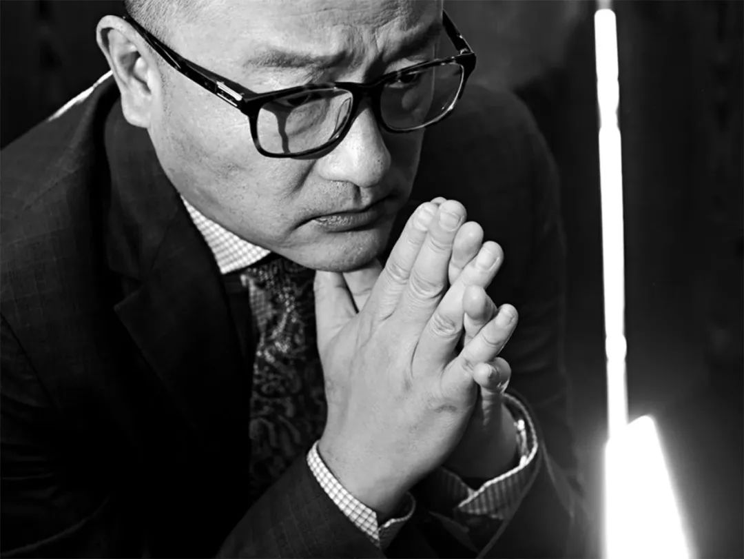 王小帥，中國獨立電影先鋒導(dǎo)演、編劇，畢業(yè)于北京電影學(xué)院導(dǎo)演系?！肚嗉t》《左右》《地久天長》《闖入者》等代表作在戛納、柏林、威尼斯等國際影展屢獲殊榮，是最具國際影響力的中國導(dǎo)演之一。曾獲柏林電影節(jié)最佳編劇獎，著有散文書信集《薄薄的故鄉(xiāng)》。