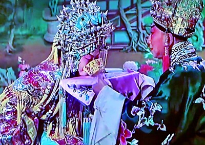 京劇《貴妃醉酒》中楊貴妃(梅蘭芳飾)用嘴銜酒杯。