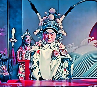 京劇《群英會》中周瑜(葉盛蘭飾)亮出杯底以示飲盡。