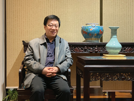 張平，生于西安。歷任山西省作家協(xié)會主席、中國作協(xié)副主席、中國文聯(lián)副主席等。曾任山西省副省長、民盟中央副主席等職。主要作品有《祭妻》《姐姐》《孤兒淚》《法撼汾西》《天網(wǎng)》《兇犯》《紅雪》《抉擇》《十面埋伏》《國家干部》《重新生活》《生死守護》等，獲茅盾文學(xué)獎、國家圖書獎等。長篇作品均被改編為電影、電視連續(xù)劇并多次獲獎。作品已譯入英、法、俄、日、葡等多國文字。