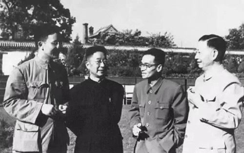 華羅庚（左一）、老舍（左二）、梁思成（右二）、梅蘭芳（右一）的合影