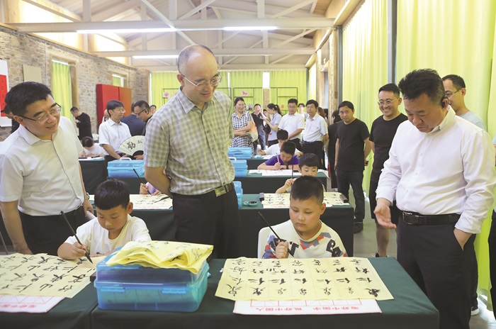 在山東舉辦的“做人民的學(xué)生——中國(guó)作協(xié)作家活動(dòng)周”期間，作家們?cè)跐?jì)寧考察調(diào)研公益書(shū)法課堂。