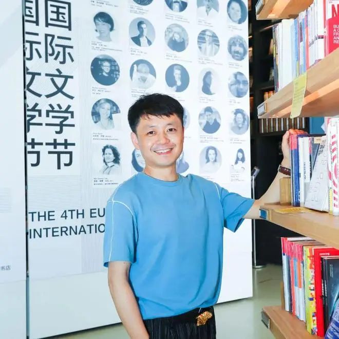 楊慶祥，1980 年生。詩人、批評家。博士，中國人民大學(xué)文學(xué)院副院長、教授、博士生導(dǎo)師。主要作品有批評集《80 后，怎么辦？》《新時代文學(xué)寫作景觀》，詩集《我選擇哭泣和愛你》《世界等于零》，隨筆集《一種模仿的精神生活》等。