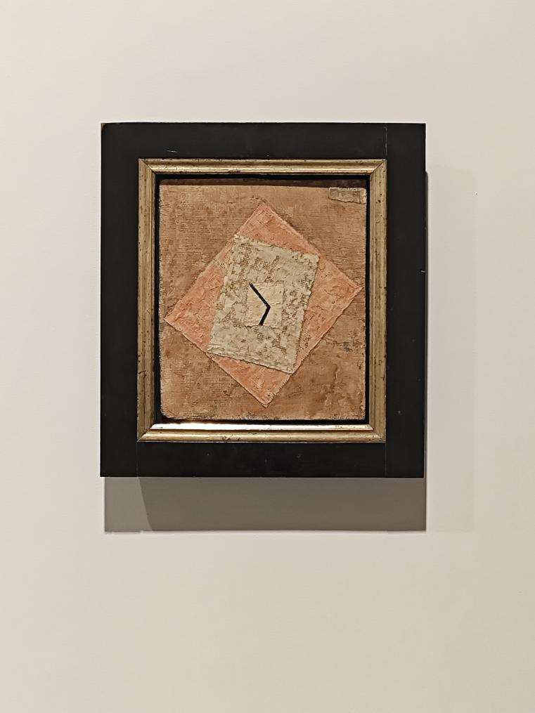 克利作品《時間》描繪了一只沒有標識數(shù)字、表盤不翼而飛、只剩指針的鐘表。一長一短兩枚指針，孤零零地“懸浮”于三塊中心重合又交錯放置的方形紗布上。層疊的構圖與材質文物般陳舊的質感令人不禁對“鐘表”是否早已失靈心生疑問。而指針指向的時間同樣令人生疑，它已“停在”某一刻，或將不受控制地指向何方？一切懸而未決。《時間》當然訴說著克利生活的動蕩和對未知的擔憂，但絕不僅僅止步于此，它試圖喚醒的是更為久遠的歷史記憶，探討著存在與時間的本質。