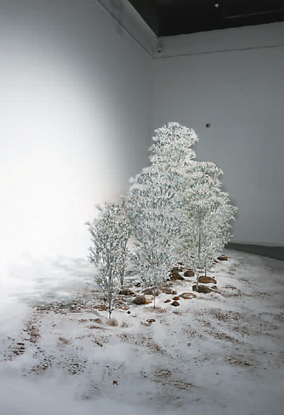 絲路瓷源（影像裝置：陶瓷、琉璃、不銹鋼、石、尾砂結(jié)合影像）  　　鄭冬梅