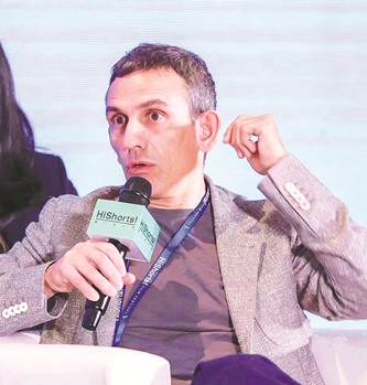 米開朗基羅·弗蘭馬汀諾（Michelangelo Frammartino），1968年出生于意大利倫巴第米蘭，意大利導(dǎo)演、編劇。1995年，執(zhí)導(dǎo)個(gè)人首部短片。2004年，執(zhí)導(dǎo)劇情電影《禮物》。2010年，執(zhí)導(dǎo)劇情電影《四次》，該片獲得第63屆戛納國際電影節(jié)導(dǎo)演雙周單元?dú)W洲電影獎(jiǎng)，他憑借該片提名第55屆意大利大衛(wèi)獎(jiǎng)最佳導(dǎo)演。2013年，執(zhí)導(dǎo)劇情電影《樹》。2021年，執(zhí)導(dǎo)劇情電影《洞》，該片獲得第78屆威尼斯國際電影節(jié)評審團(tuán)特別獎(jiǎng)。2022年，擔(dān)任第12屆北京國際電影節(jié)“天壇獎(jiǎng)”國際評委會(huì)的評委