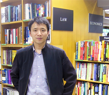  飛廉，本名武彥華，河南項(xiàng)城人，畢業(yè)于浙江大學(xué)，著有詩(shī)集《不可有悲哀》《捕風(fēng)與雕龍》，參與創(chuàng)辦民刊《野外》《詩(shī)建設(shè)》，獲陳子昂詩(shī)歌獎(jiǎng)、蘇軾詩(shī)歌獎(jiǎng)，現(xiàn)居杭州。