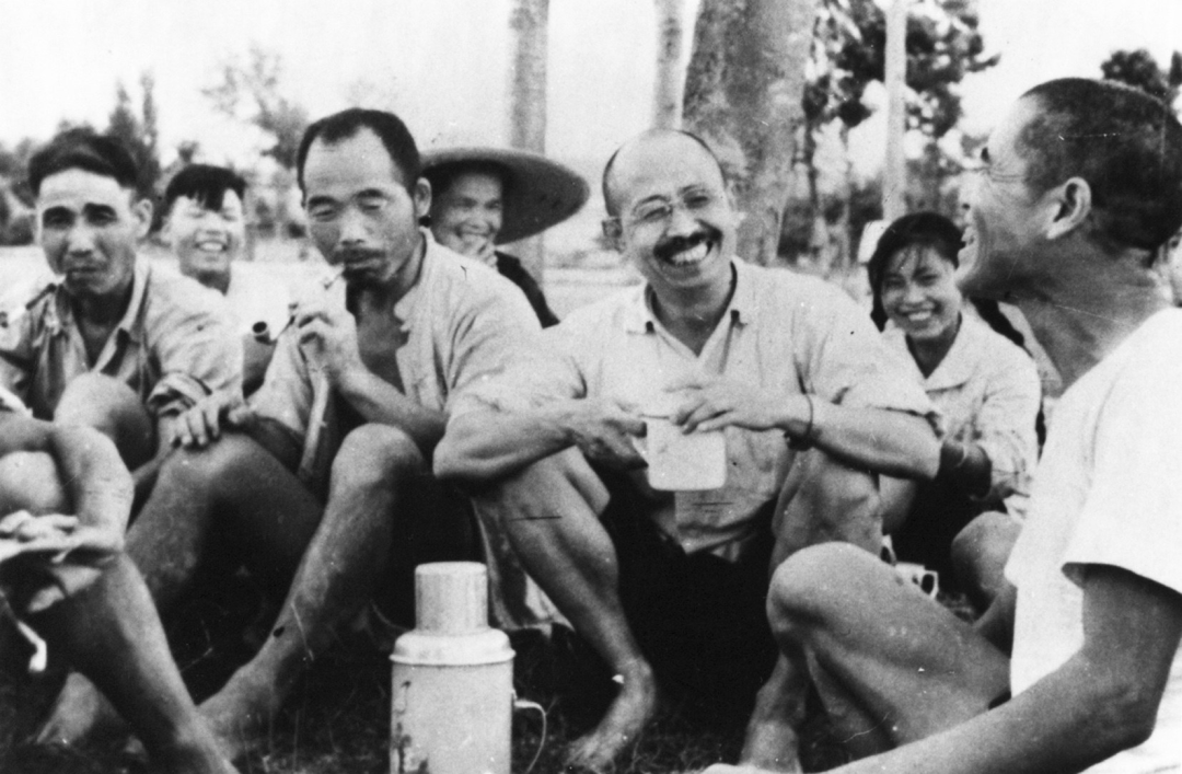 20世紀(jì)60年代柳青與鄉(xiāng)親們在一起（中國現(xiàn)代文學(xué)館收藏，中國現(xiàn)代文學(xué)館提供協(xié)助）