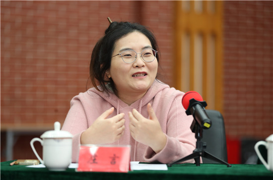 自由發(fā)言環(huán)節(jié)，“兩新”作家們暢所欲言、熱烈討論