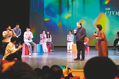 莫言(右二)在創(chuàng)作發(fā)布會(huì)現(xiàn)場(chǎng)