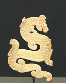 戰(zhàn)國龍形玉飾。 海南日報記者 王赫 攝
