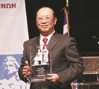 羅錦鱗，當(dāng)代著名戲劇導(dǎo)演藝術(shù)家、理論家、戲劇教育家。自20世紀(jì)60年代起，他先后導(dǎo)演《榆樹下的欲望》《愛情的傳說》《霓虹燈下的哨兵》等百余部舞臺(tái)劇、電視劇和廣播劇。自1986年起，導(dǎo)演了《俄狄浦斯王》《安提戈涅》等十余部古希臘戲劇，多次赴國外訪問演出，享有較高國際聲譽(yù)。2009年獲希臘雅典州政府授予“希臘文化大使”稱號(hào)，2024年獲第九屆“會(huì)林文化獎(jiǎng)”。