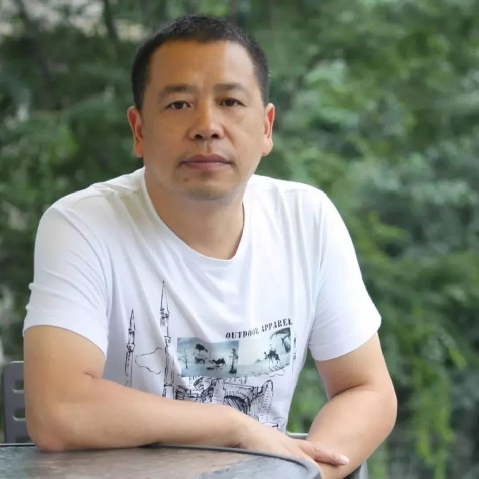 盧一萍  中國(guó)作家協(xié)會(huì)會(huì)員，曾任成都軍區(qū)文藝創(chuàng)作室副主任，2016年退役，現(xiàn)為成都文學(xué)院簽約作家。著有長(zhǎng)篇小說(shuō)《白山》《激情王國(guó)》《我的絕代佳人》，小說(shuō)集《帕米爾情歌》《天堂灣》《父親的荒原》《名叫月光的駿馬》《大震》《無(wú)名之地》，長(zhǎng)篇紀(jì)實(shí)文學(xué)《八千湘女上天山》《祭奠阿里》，隨筆集《世界屋脊之書》等作品三十余部。曾獲中宣部“五個(gè)一工程”獎(jiǎng)、解放軍文藝獎(jiǎng)、四川文學(xué)獎(jiǎng)、《上海文學(xué)》獎(jiǎng)等獎(jiǎng)項(xiàng)，入選收獲文學(xué)榜、芙蓉文學(xué)雙年榜。