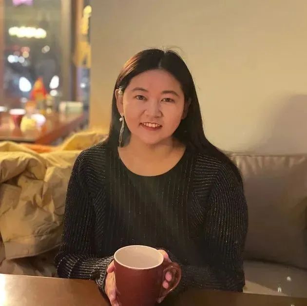 孔呂磊  孔呂磊，女，1993年生，陜西吳堡人。有散文、詩(shī)歌、評(píng)論等發(fā)表于《人民文學(xué)》《美文》《作家》《散文》《新文學(xué)評(píng)論》等刊物。從事文學(xué)編輯工作多年，責(zé)編圖書獲多種獎(jiǎng)項(xiàng)?，F(xiàn)為《小說(shuō)評(píng)論》編輯。