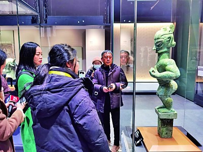豎披發(fā)青銅人像引人矚目。本報記者 任鵬攝/光明圖片