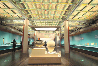 “璀璨波斯——伊朗文物精華展”現(xiàn)場(chǎng)。 　　杜建坡攝