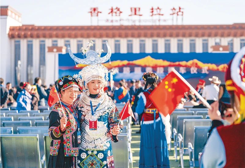 2023年11月26日，麗江至香格里拉鐵路開(kāi)通運(yùn)營(yíng)。麗香鐵路起自云南省麗江市玉龍納西族自治縣麗江站，接入云南省迪慶藏族自治州香格里拉市香格里拉站，穿越青藏高原橫斷山區(qū)腹地，途經(jīng)多個(gè)民族聚集地。圖為麗香鐵路開(kāi)通當(dāng)日，參加通車(chē)儀式的少數(shù)民族代表拍照留念。 新華社記者 陳欣波/攝