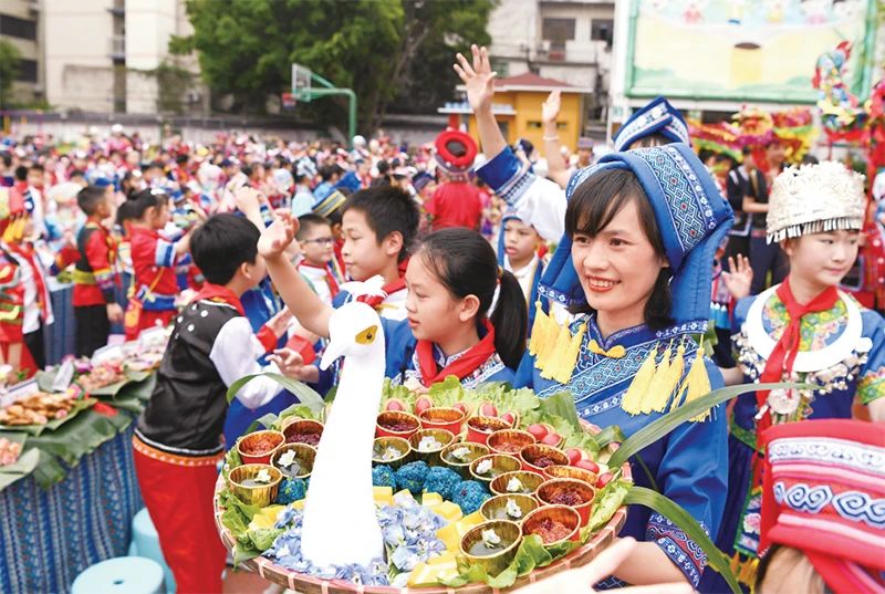 2023年4月20日，廣西南寧市逸夫小學(xué)舉行2023“壯族三月三”暨“鑄牢中華民族共同體意識(shí)”主題教育活動(dòng)。色彩繽紛的民族服裝、民族風(fēng)情濃郁的歌舞表演、多種多樣的特色美食，讓校園處處洋溢著歡樂(lè)。 新華社記者 周華/攝